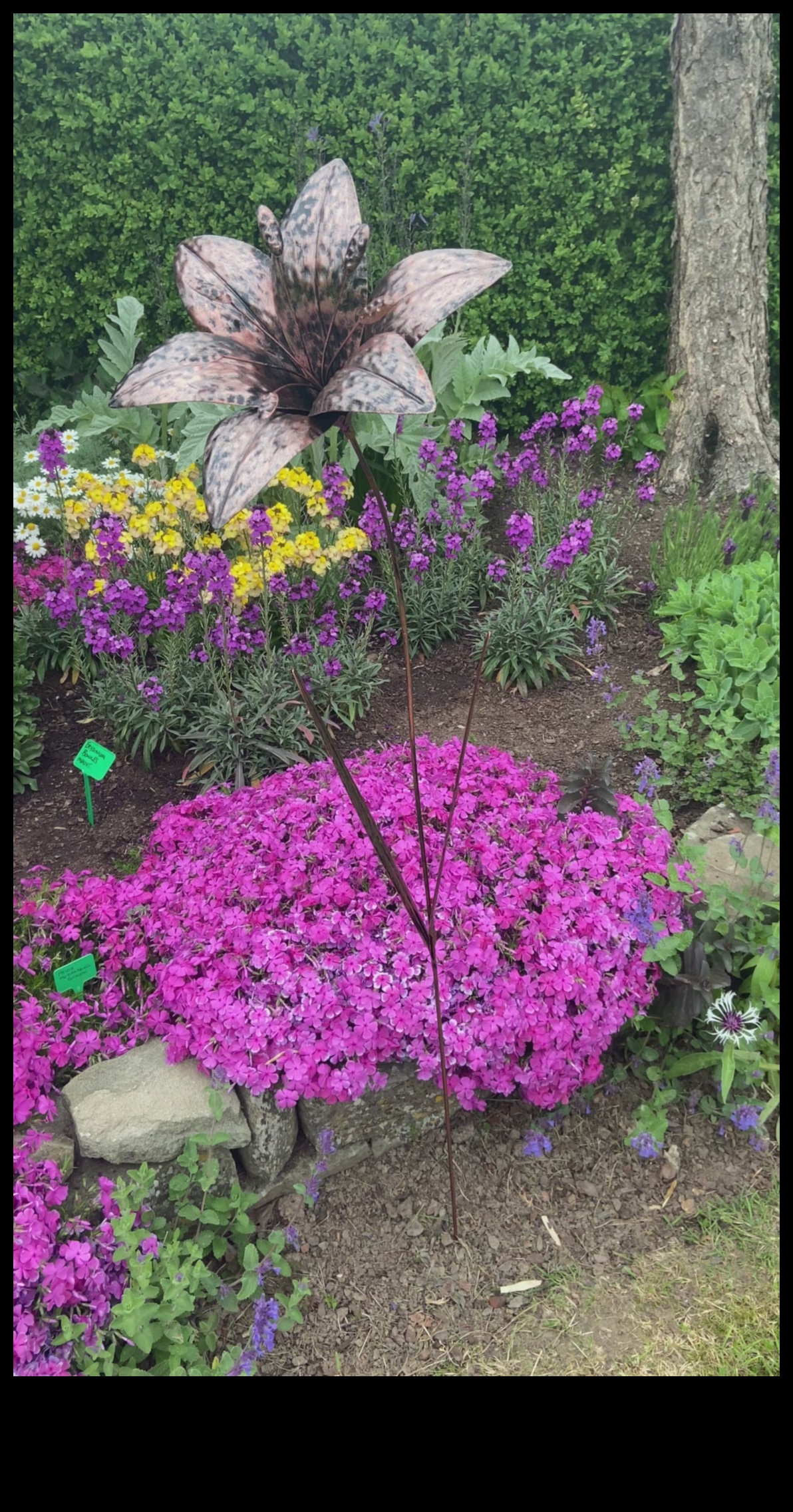 פריחה בברונזה: הפיתוי של אמנות גן חיצוני