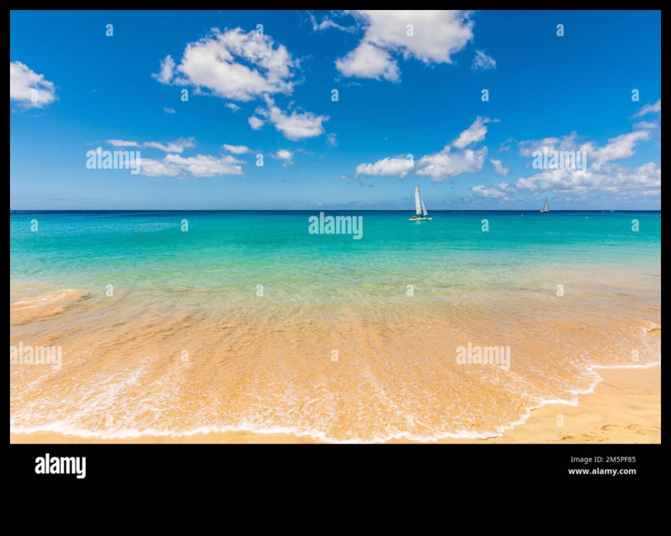 שלווה טורקיז: רוגע ערוץ עם גוונים אוקייניים