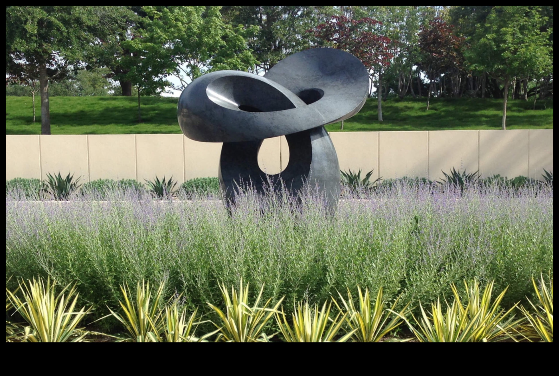 שלווה מפוסלת: הרם את הגינה שלך עם סטייל