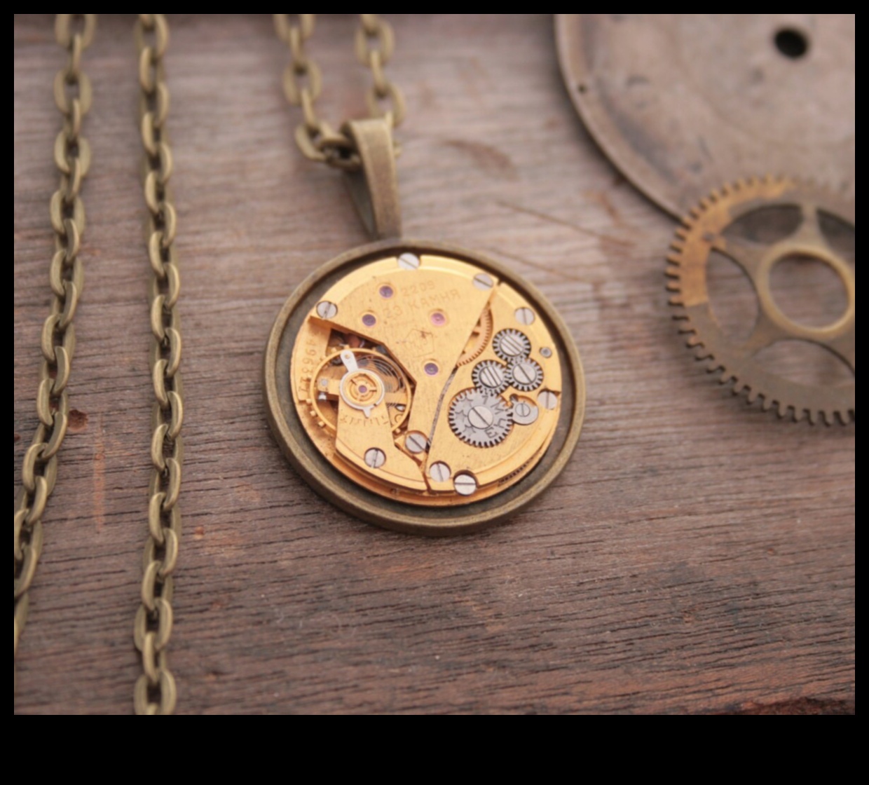 אלגנטיות עתיקה שקמה לתחייה: קסמי תכשיטים נצחיים