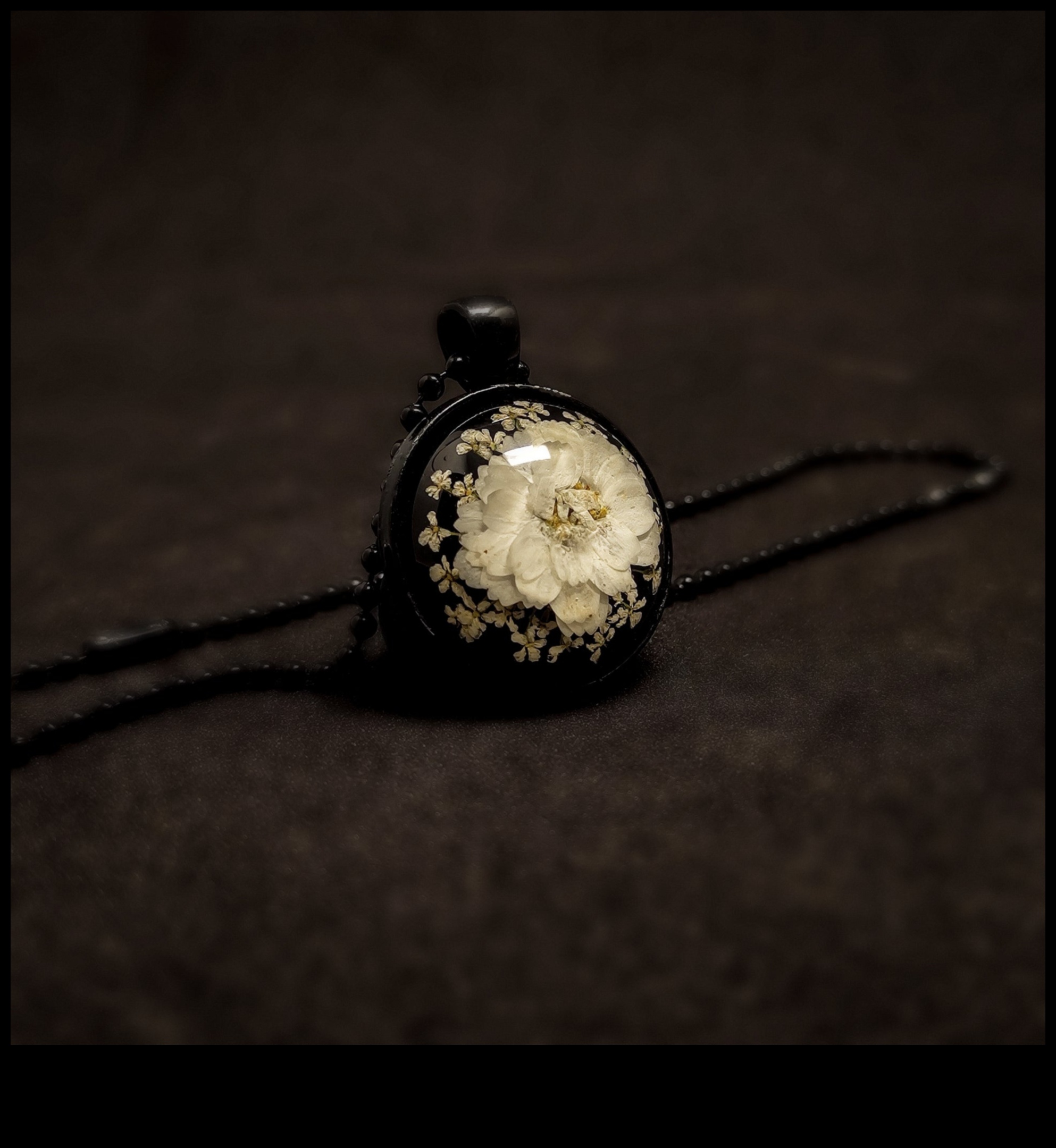 לחישות התהום: צלול לתוך חידת תכשיטים גותיים