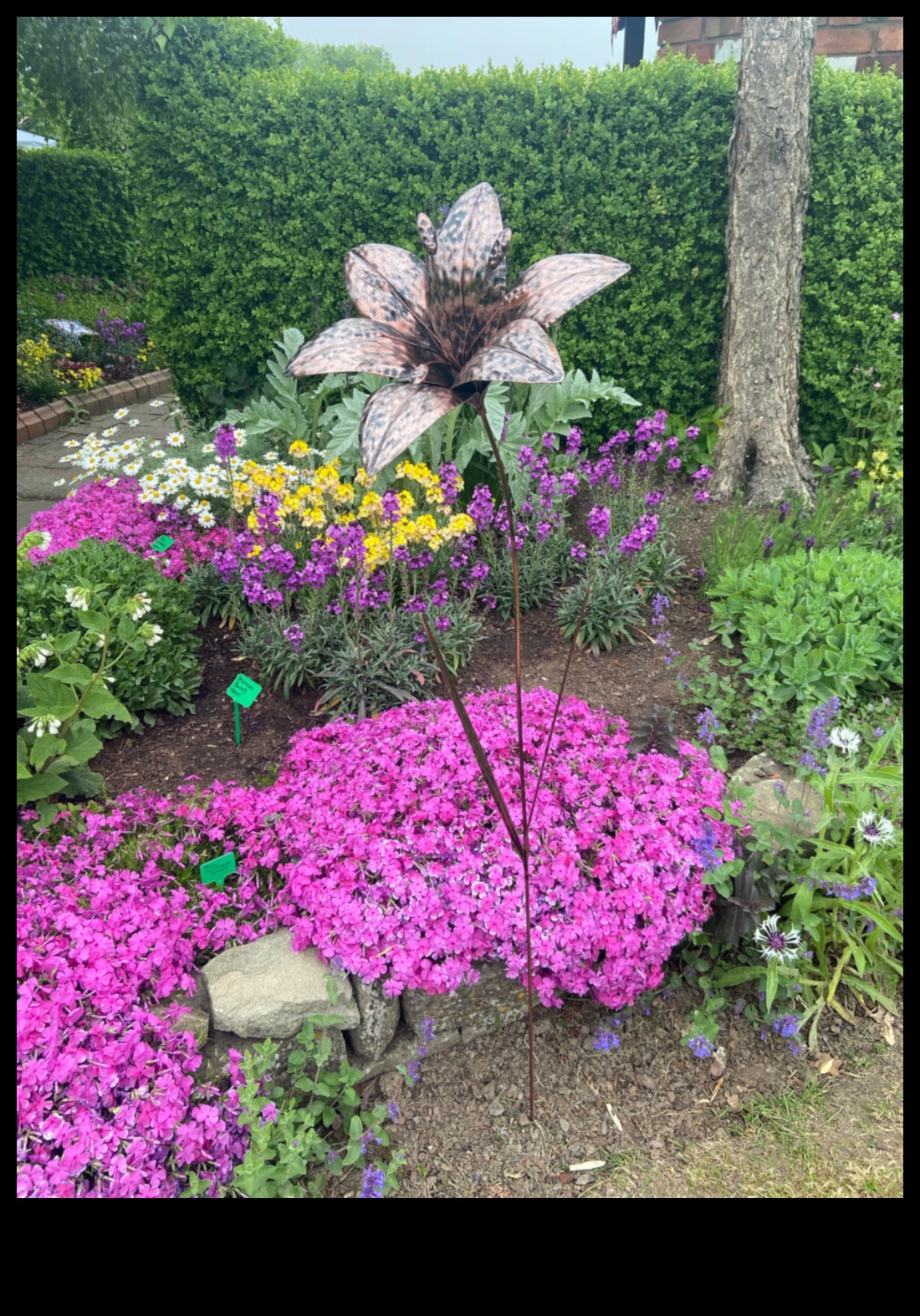 פריחה בברונזה: הפיתוי של אמנות גן חיצוני