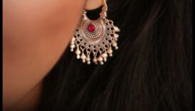 אלגנטיות עתיקה שקמה לתחייה: קסמי תכשיטים נצחיים