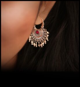 אלגנטיות עתיקה שקמה לתחייה: קסמי תכשיטים נצחיים