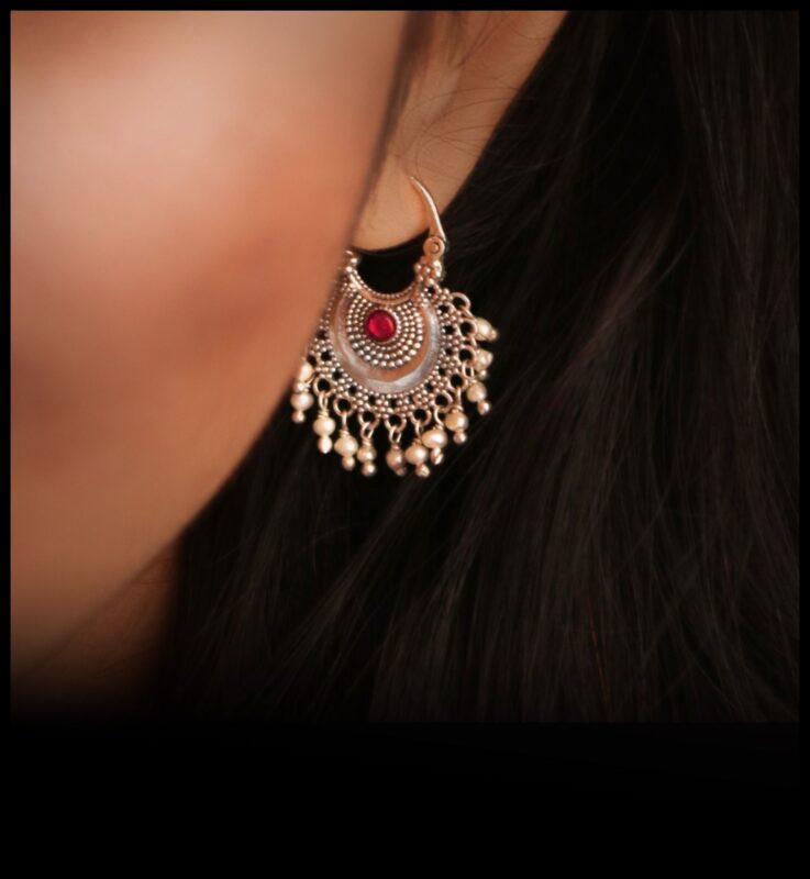 אלגנטיות עתיקה שקמה לתחייה: קסמי תכשיטים נצחיים